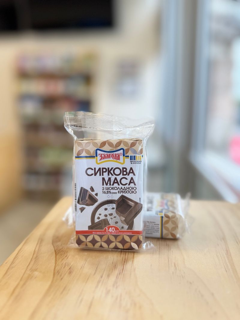 Cheese mass with chocolate chips
