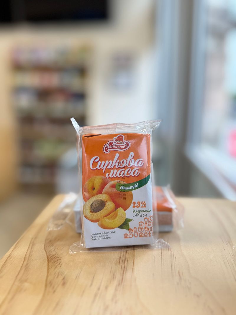 Cheese mass with dried apricot